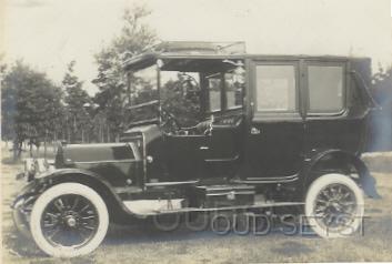 Fiat 38.jpg - Firma Broederlet verkocht vanuit de 1e Dorpsstraat diverse oude auto's waaronder deze: Fiat. 18/24 pk. Eigenaar auto: Baron van Till uit Driebergen. Opname tussen 1910-20